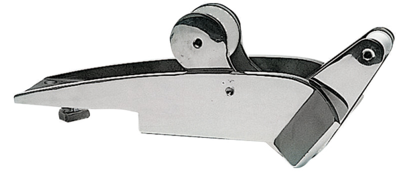 Fuso in acciaio inox AISI 316 lucidato a specchio. Ampio sbalzo per evitare che qualsiasi tipo di ancora tocchi la prua. Pulegge in acciaio inox, adatto per ancore CQR, Bruce, Danforth, Trefoil®, Delta ecc.