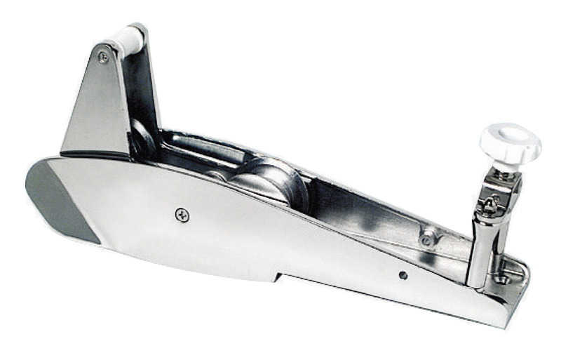 Fuso in acciaio inox AISI 316 lucidato a specchio. Ampio sbalzo per evitare che qualsiasi tipo di ancora tocchi la prua. Pulegge in acciaio inox, adatto per ancore CQR, Bruce, Danforth, Trefoil®, Delta ecc.