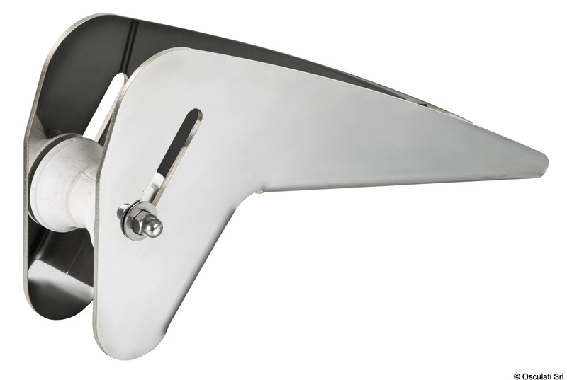 In acciaio inox 304 lucidato, fabbricato in lamiera. Sfrutta la forma delle Bruce e Trefoil® al fine di essere autobloccante. Puleggia in nylon.
