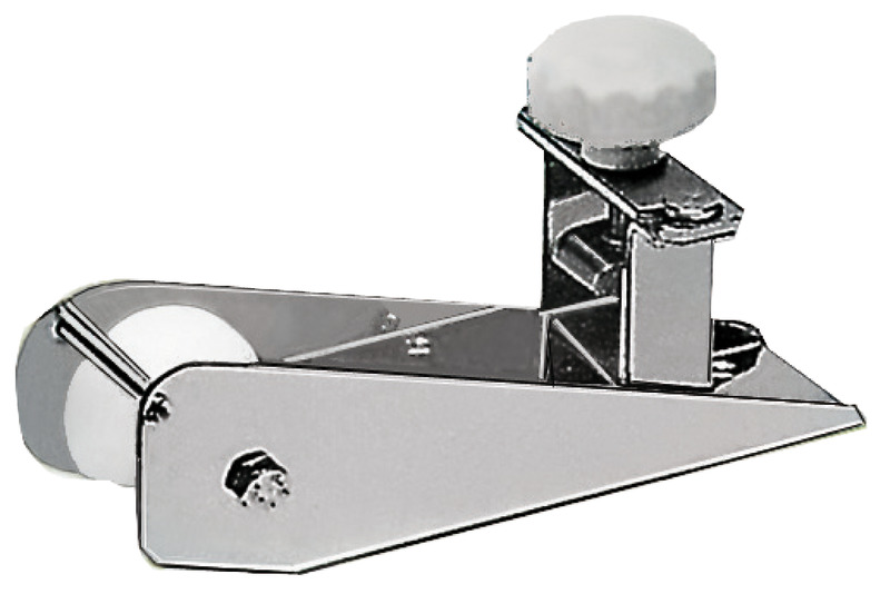 In acciaio inox 304, finitura Chromelux®, completo di puleggia in nylon e spina di sicurezza superiore.