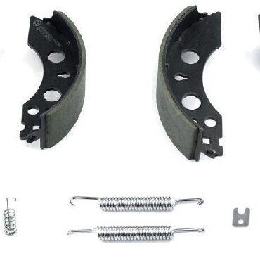 Ogni kit è composto da 4 ceppi freno + molle + perni registro. Con un singolo kit si sostituiscono i ceppi di entrambi i freni dell'assale del rimorchio.