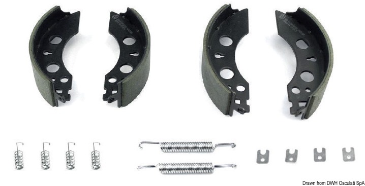 Ogni kit è composto da 4 ceppi freno + molle + perni registro. Con un singolo kit si sostituiscono i ceppi di entrambi i freni dell'assale del rimorchio.