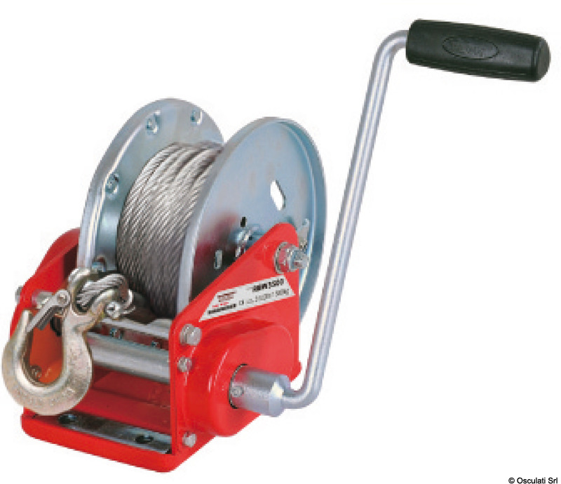 Il meccanismo autobloccante (agisce con un carico minimo di 25 kg) permette di usare il verricello in tutta sicurezza. Nessun ingranaggio esterno. Carcassa in acciaio zinco-cromato e verniciato con polveri epossidiche.