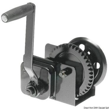 Carcassa in acciaio zinco/cromato, pignoni in acciaio temperato ad alta resistenza, boccole auto-lubrificanti, maniglie rinforzate, molle in acciaio, gruppo ingranaggi carenato. Versione Brake Winch con freno automatico e frizione. Senza cricchetto, il tamburo resta fermo lasciando la maniglia. Certificato CE dal TÜV.Il carico massimo di trazione è riferito all'utilizzo con un solo giro di cavo sul tamburo.