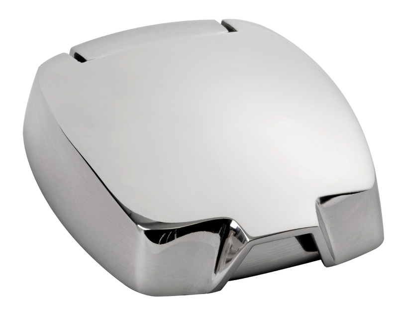 Realizzato interamente in acciaio inox AISI 316 lucidato a specchio, con copritasto integrale per una maggiore sicurezza di protezione.Completamente stagno, ideale per azionare i teleruttori sottocoperta, facilmente installabile con quattro viti autofilettanti.