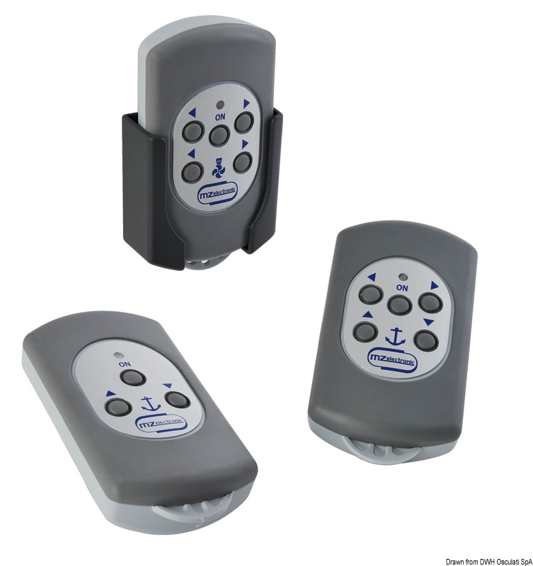 Il kit comprende un radio comando ed una centralina (pre-combinati), il sistema può supportare fino ad 8 comandi differenti (venduti a parte). Due modelli a 3 e 5 pulsanti possono essere collegati facilmente a salpa-ancore ed eliche di prua pre-esistenti. Sono dotati di 2 batterie tipo AAA sostituibili e sono galleggianti ed impermeabili fino a 1 metro di profondità (IP66). Portata media 40 m. Versione A) - permette l’operatività in remoto senza fili (Su / Giù) di qualsiasi salpa ancore purchè azionato da solenoide; - comprende un comando ed un ricevitore. Versione B) - permette l’operatività senza fili di qualsiasi elica di prua (spinta di babordo e di tribordo) e di qualsiasi salpa ancore azionato da solenoide) (Su / Giù); - comprende un telecomando, una centralina per salpa ancore e per elica di prua.