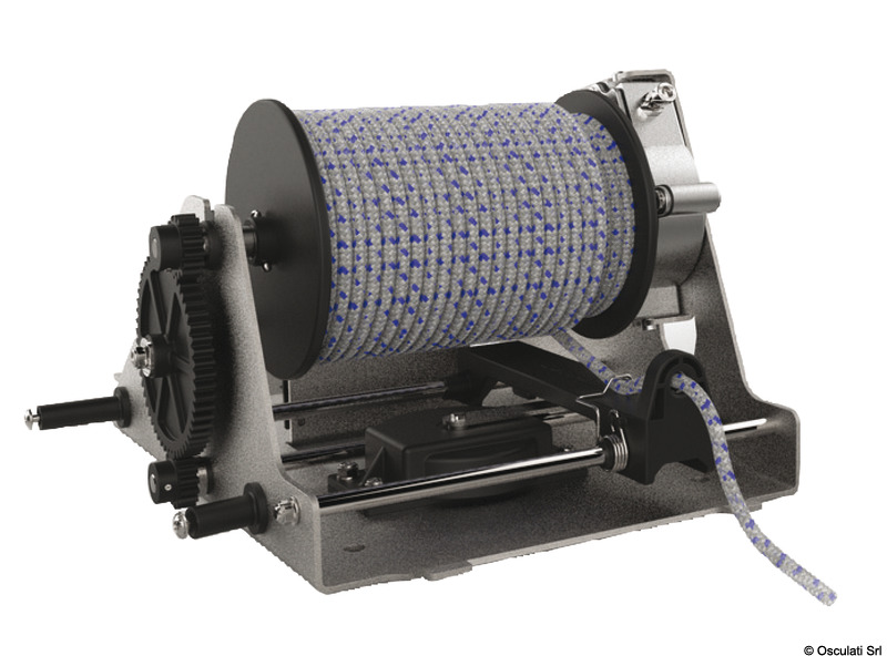 CRW400 è progettato per barche di piccola taglia per la movimentazione oggetti. E' costruito intorno ad un telaio in acciaio inox 316 abbinato a cuscinetti in composito ed una robusta copertura in ABS stabilizzata UV. Il CRW400 è resistente ad acqua salata ed adatto a barche fino ai 9 m.