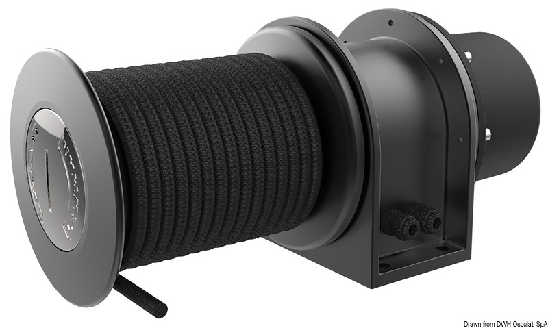 Telaio in alluminio anodizzato nero per durabilità e protezione contro l’ambiente marino.La copertura motore in ABS è certificata IP68.Il kit comprende verricello, teleruttore singolo, magnetotermico e cima.Il TW650 è certificato C.E. conforme alla UNI EN ISO 8846 protezione contro l’accensione di gas infiammabili negli ambienti circostanti.
