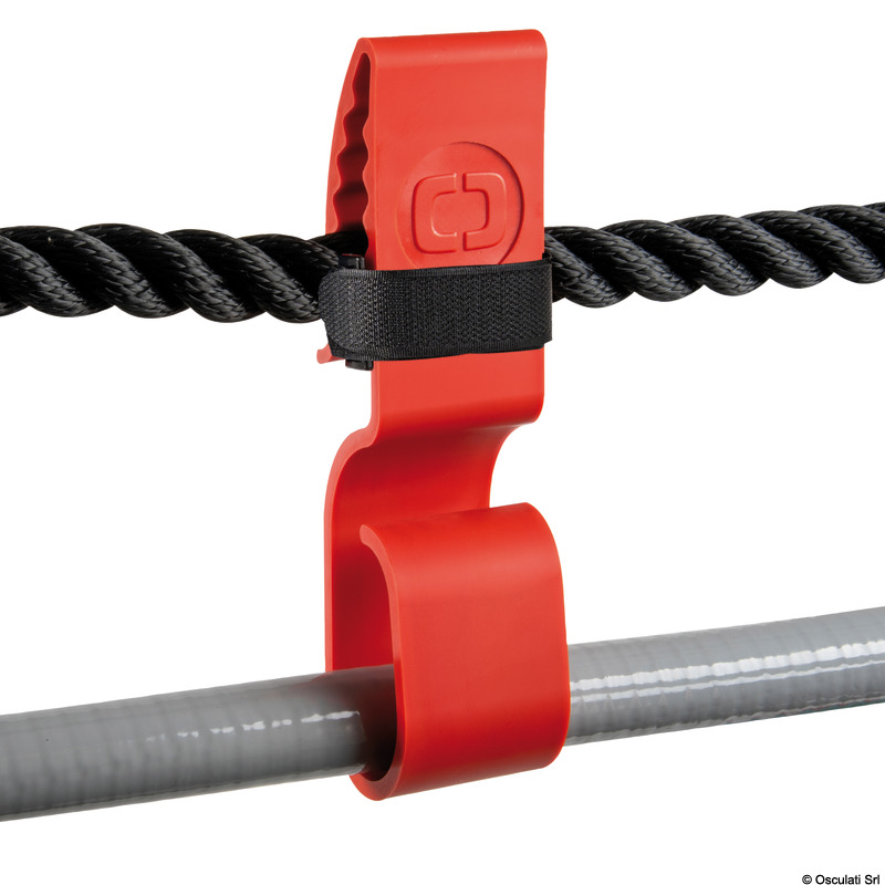 Uncino reggicavi per far passare il cavo della corrente e il tubo dell'acqua dalla banchina alla barca.Fissaggio rapido alla cima d'ormeggio grazie alla sua particolare forma con strap per fissaggio di sicurezza che impedisce al reggicavi di sganciarsi involontariamente.Robusto, resistente ai raggi UV e all'acqua di mare.