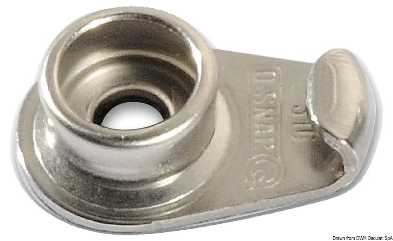 Bottoni in acciaio inox AISI 316.Il maschio presenta un dente di aggancio per la femmina, che a sua volta ha uno specifico labbro di ritegno. Le due novità combinate permettono di tendere al meglio il telo e nello stesso tempo ne evitano lo sgancio accidentale.