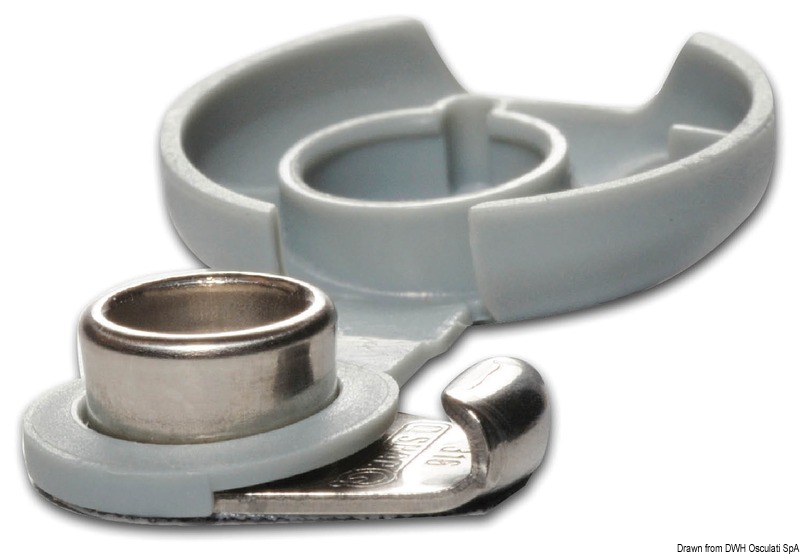 Bottoni in acciaio inox AISI 316.Il maschio presenta un dente di aggancio per la femmina, che a sua volta ha uno specifico labbro di ritegno. Le due novità combinate permettono di tendere al meglio il telo e nello stesso tempo ne evitano lo sgancio accidentale.