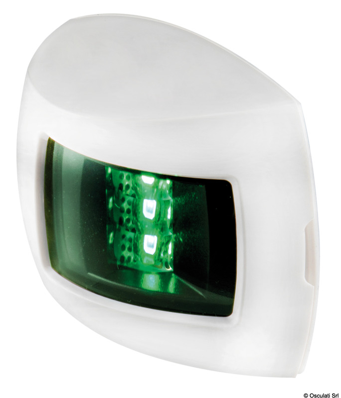 Luci di navigazione di dimensioni compatte fabbricate in policarbonato UV resistente, progettate per garantire massima durabilità in condizioni marine. Certificate IP67, offrono protezione completa contro polvere e acqua. Vengono fornite con viti di fissaggio. Rispettano le normative internazionali EN60945, USCG e ABYC C-5, garantendo sicurezza e affidabilità in navigazione.