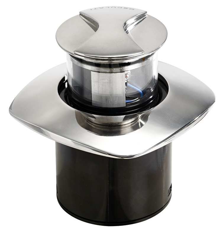 Carcassa in tecnopolimero e in AISI 316 lucidato a specchio.Con una leggera rotazione del piattello inox superiore il fanale si alza in posizione d'uso.