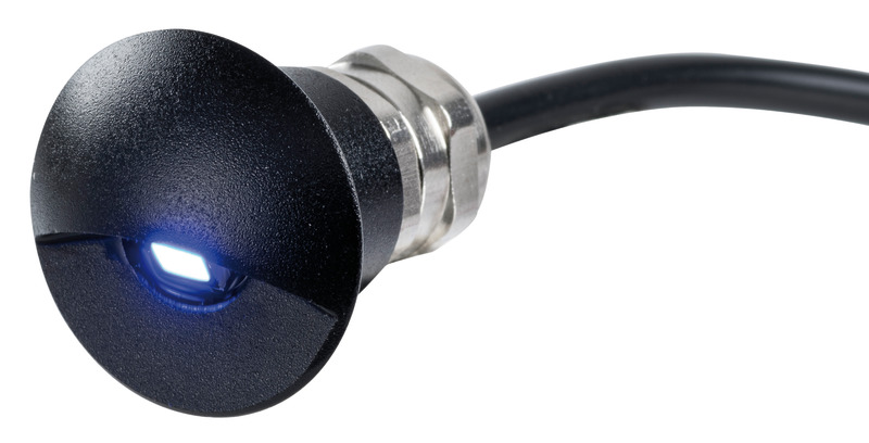 Modello stagno sia davanti che dietro. Completo di premistoppa posteriore, cavetto di 1 m e microspina stagna di collegamento.Orientamento luce verso il basso. Foro per l'incasso diametro 17 mm.Materiale del corpo:A = alluminio nero opaco anodizzato;B = alluminio bianco lucido verniciato;C = acciaio inox lucidato a specchio.