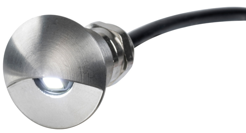 Modello stagno sia davanti che dietro. Completo di premistoppa posteriore, cavetto di 1 m e microspina stagna di collegamento.Orientamento luce verso il basso. Foro per l'incasso diametro 17 mm.Materiale del corpo:A = alluminio nero opaco anodizzato;B = alluminio bianco lucido verniciato;C = acciaio inox lucidato a specchio.