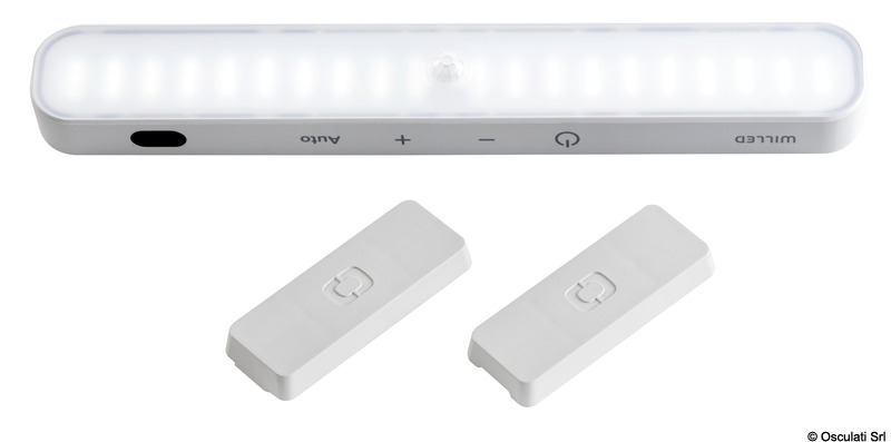 Luce led a barra con clip magnetica.L’innovativo sistema a serraggio magnetico permette di poter applicare il punto luce in qualsiasi posizione del tendalino. La clip di dimensioni ridotte può rimanere installata sul bimini anche con il tendalino chiuso.La luce led ha una batteria con una durata fino a 12 ore, un comando per regolare l‘intensità luminosa, un indicatore del livello batteria e un sensore movimento per l’accensione temporanea.Ricaricabile con cavo USB. Grado di protezione IP20