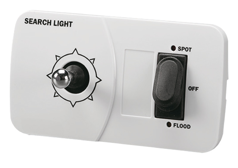 Carcassa in Luran UV resistente, completamente stagno. Rotazione orizzontale 352°, verticale 60°. Lampadina LED doppio filamento (SPOT+FLOOD) 23 W + 23 W. 2 tipi di comando opzionale.Protezione contro le interferenze elettroniche.I fari sono collegabili a 2 tipi di comando optional che possono essere indipendenti o sommati per creare la configurazione desiderata:1) Comando da plancia con joystick. Cavo incluso da 4,5 m. E’ possibile installare un altro joystick usando il cavo a 2 porte 13.227.51.2) Radiocomando classico fornito con staffa per fissaggio alla plancia. Portata fino a 40 m di distanza dal faro.3) Il radiocomando al primo utilizzo si accoppia al faro (usando le istruzioni) e non interferisce con la strumentazione elettronica di imbarcazioni limitrofe; si possono abbinare più radiocomandi al faro.4) Il faro è più reattivo al comando e preciso all’impulso rispetto alla versione precedente