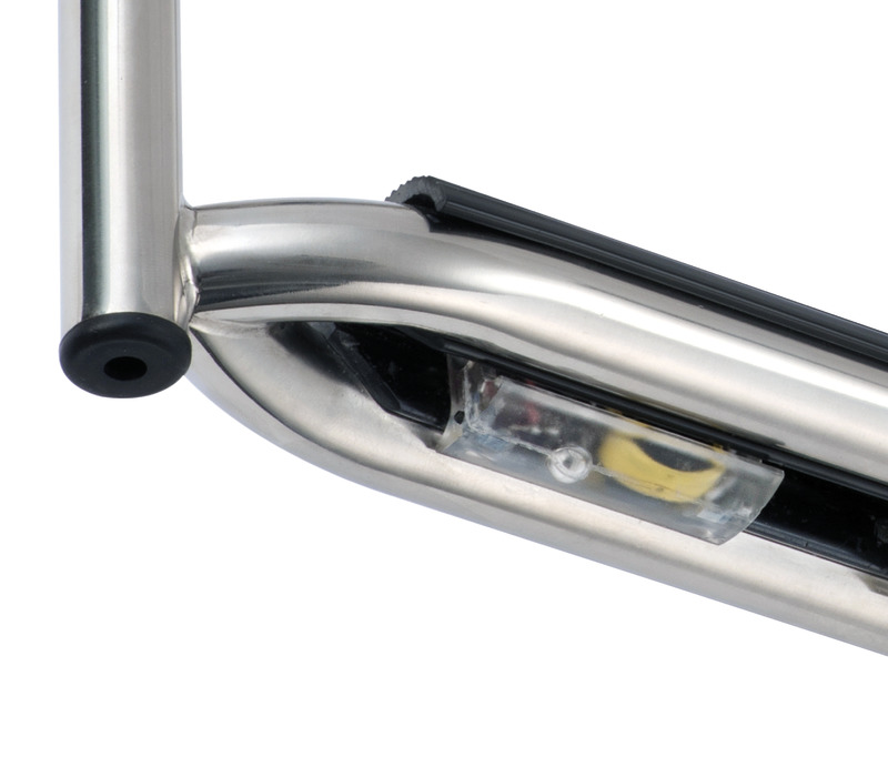 Piccola luce ad incastro per scalette telescopiche. Si accende in automatico entrando in acqua. Batteria sigillata con durata 100 h. Venduta in confezione espositiva da 2 pz.Disponibile sia per scalette con gradino Standard (da 38 mm) sia per scalette con gradino Extra-large (da 57 mm).Si montano a pressione sull’ultimo gradino e non ingombrano.