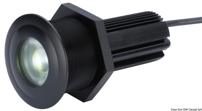 Funziona con 1 solo LED ultrapotente da 10 W.Dati tecnici: sporgenza solo 5 mm; alimentazione: 12/24 V; LED n. 1 x 10 W; Ø foro in carena 63 mm.Possono essere installati sia sopra sia sotto la linea di galleggiamento.Fabbricato in tecnopolimero rinforzato e alette in alluminio.