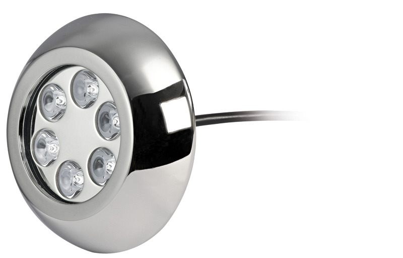 Fabbricata in acciaio inox AISI 316 lucidato a specchio, è dotato di LED alta potenza e di sistema parabolico per aumentare la luminosità.Può funzionare solo immerso in acqua.