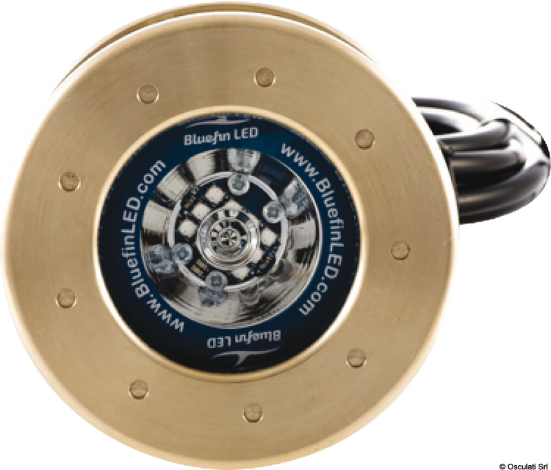Mako è un faro passante dalle dimensioni compatte ma con prestazioni paragonabili a modelli di dimensioni superiori. L’installazione richiede un foro di soli 65 mm, ed è possibile sostituire il driver anche con l’imbarcazione in acqua.Emette 7100 lumen con un angolo di 60°, consumando appena 75 Watt; non vi è la necessità di installare driver esterni grazie alla tecnologia Builtin Driver.Controllo termico attivo, protezione da alta/bassa tensione, inversione di polarità e rivestimento anti-vegetazione marina.Materiale: BronzoCertificazione: RINA IEC 60529