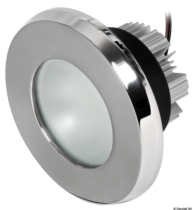 Corpo in PBT con dissipatore di calore in alluminio. Ghiera in acciaio inox microfuso.Emette una potente luce diffusa e naturale.
