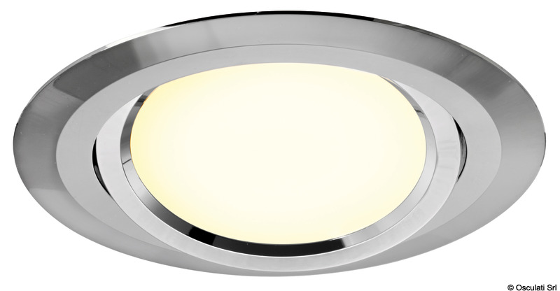Carcassa in lega leggera cromata, accessori in acciaio inox. Lente in policarbonato. LED 3030, luce calda.