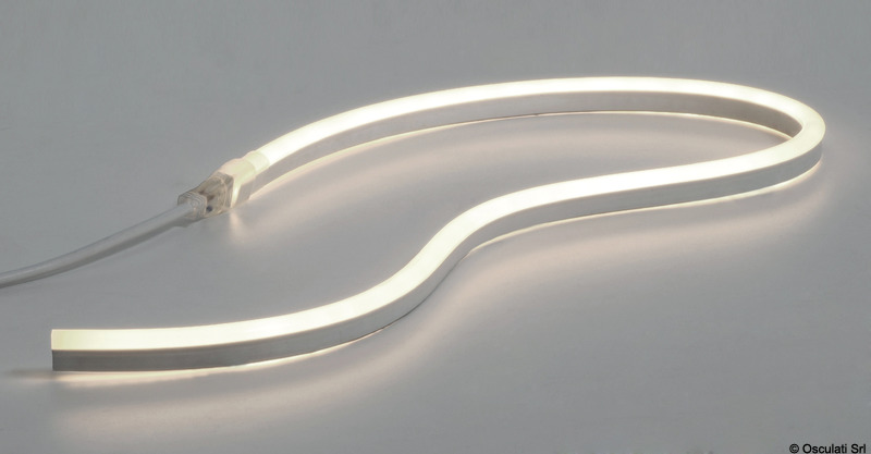 Barre da 2 m. Possono essere tagliate alla misura desiderata. Si tenga presente che il contatto "master" è ogni 50 cm (segnato sulla barra). Il taglio a questa misura è facilissimo.E' però possibile, impiegando precisione ed accuratezza, tagliare le barre anche ogni 10 cm ed ogni 5 cm, per cui la barra base da 2 m è utilizzabile senza alcuno scarto.Questa tecnologia consente di ottenere una luce uniforme e diffusa.Indicato sia per uso interno sia per uso esterno.