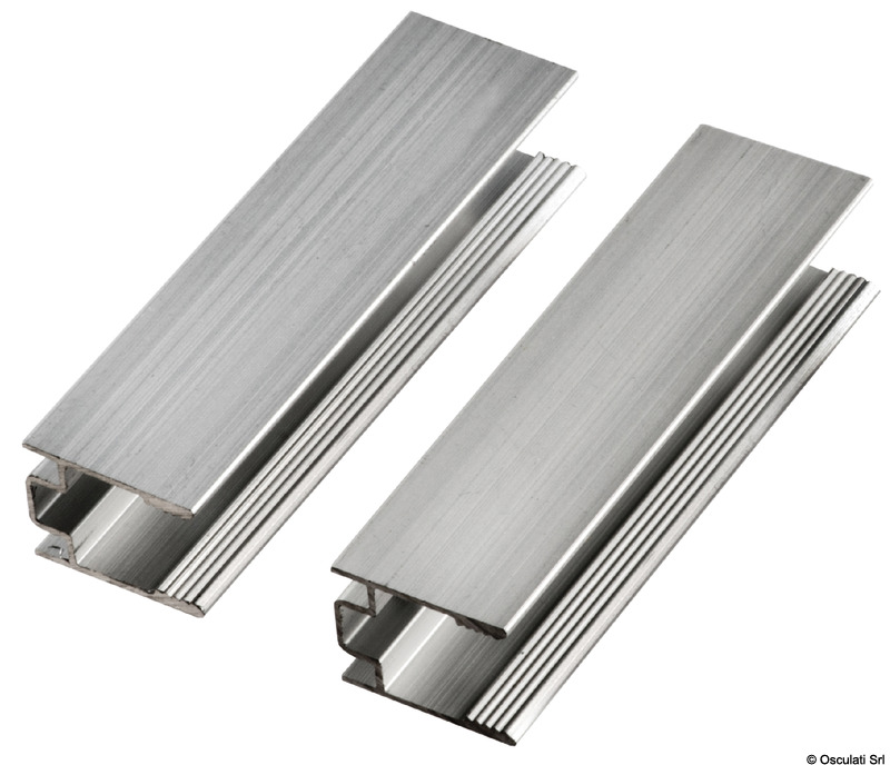 Barre da 3 m. Sezione quadrata 10x10 mm con corpo in silicone.Possono essere tagliate ogni 5 cm.Perfette per essere integrate nei cieli delle cabine per una illuminazione diffusa ed uniforme.Indicata sia per uso interno sia per uso esterno.Linea accessori per un uso universale.