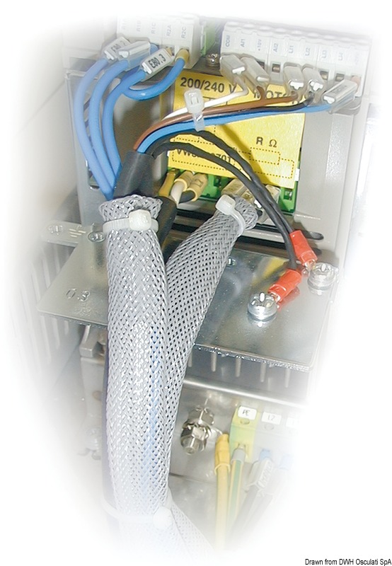 Fabbricata in poliestere grigio, adatta per raggruppare e proteggere i cavi elettrici. Si possono far uscire uno o più cavi allargando le maglie in qualsiasi punto.