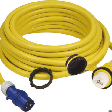 Cavi per presa banchina con connettori di sicurezza IEC 60309 lato pontile e spinotto NEMA illuminato lato barca. Forniti con tappo stagno di chiusura e LED indicatore di tensione. Dotati di tobusta guaina in poliuretano anti‑usura, colore giallo alta visibilità e giunzioni sovrastampate per tenuta d’acqua e resistenza agli UV.