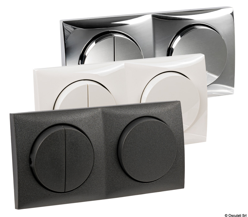 Vengono completati con le cornici di design modello "FLOW" singole o doppie.Cornice singola: 59,5x59,5 mm. Cornice doppia: 59,5x178,5 mm.