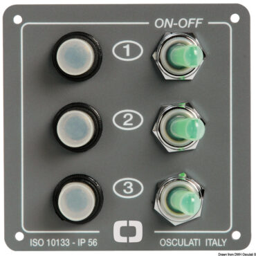 Interruttori ON-OFF tranne il primo (ON-OFF-ON) e l’ultimo (ON-OFF) con ritorno a molla per tromba.Grado protezione IP56.Interruttori a levetta luminosi. Fusibili automatici riarmabili.Pannello in alluminio verniciato con resine epossidiche.