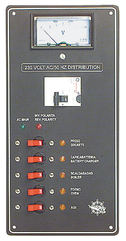 Provvisto di interruttori magnetotermici Airpax automatici reinseribili (1 da 5 A, 3 da 5 A, 1 da 15 A) + LED utenze in uso + interruttore bipolare salva vita da 30 m A e 25 A + LED "corrente inserita” + LED "inversione di polarità + voltometro 0/300 V.