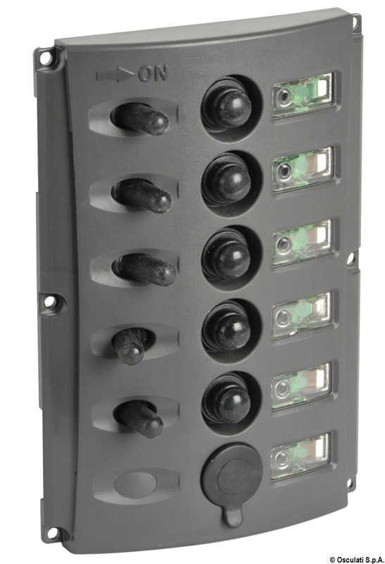 Carcassa in policarbonato grigio scuro. LED permanente verde che illumina le etichette con le funzioni. LED rosso che si attiva su "ON". Viti di fissaggio invisibili. Primo interruttore ON-OFF-ON con 2 circuiti separati e on-off con ritorno per i modelli 14.850.05/06.