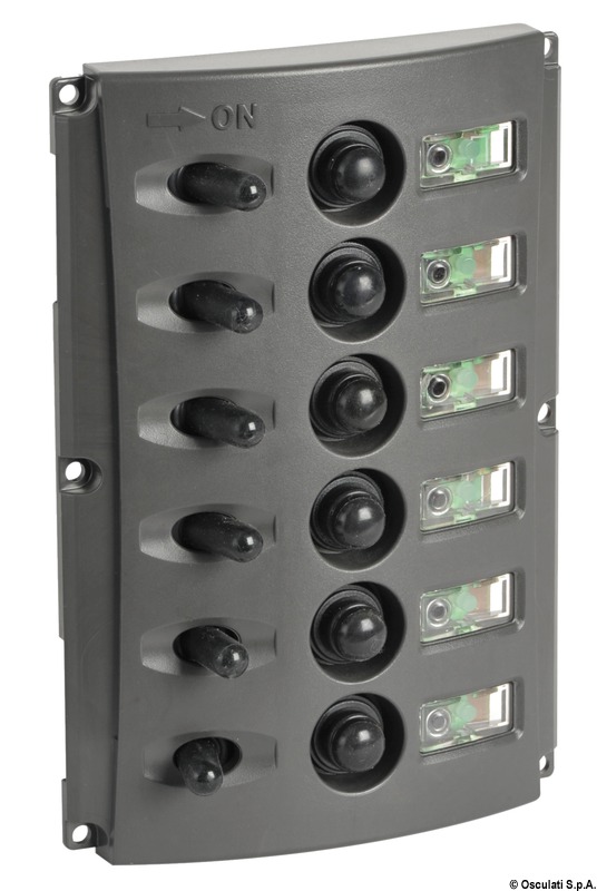 Carcassa in policarbonato grigio scuro. LED permanente verde che illumina le etichette con le funzioni. LED rosso che si attiva su "ON". Viti di fissaggio invisibili. Primo interruttore ON-OFF-ON con 2 circuiti separati e on-off con ritorno per i modelli 14.850.05/06.