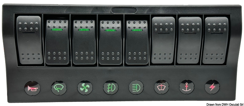 Carcassa in policarbonato nero. Interruttori a bascula con incorporato LED di consenso. Provvisti di circuit breaker automatici riarmabili. Utenze con scritte retroilluminate con LED rosso se fuori servizio, con LED verde quando attive.