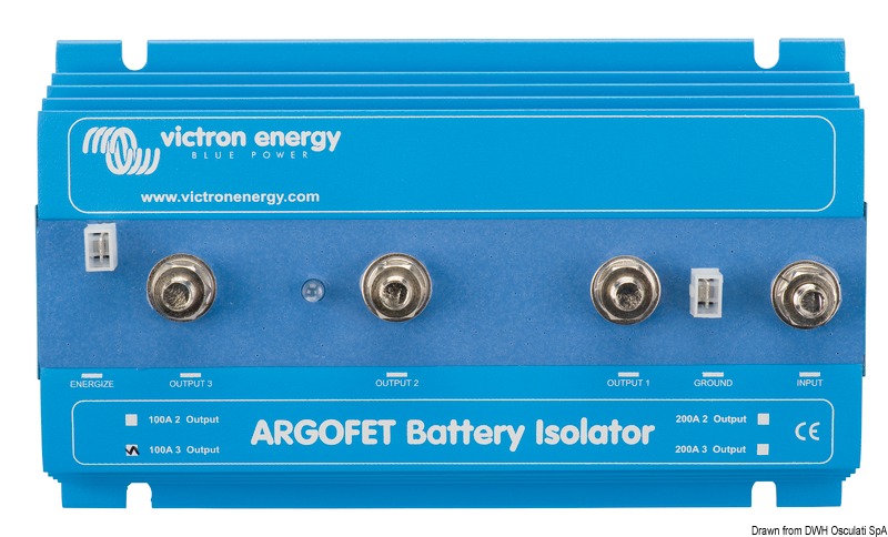I ripartitori con tecnologia FET consentono una carica simultanea di due o più batterie da un unico alternatore (o da un unico caricabatteria), senza collegare le batterie tra di loro. Scaricando così la batteria di servizio, per esempio, non si scaricherà anche quella di avviamento.Non hanno praticamente nessun calo di tensione che, infatti, è inferiore a 0,02 Volt in assenza di carico mentre arriva mediamente a 0,1 Volt a pieno carico.