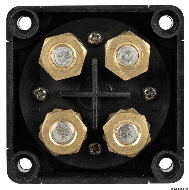 Serie di interruttori e deviatori che permettono di attivare/disattivare, combinare e/o separare i banchi di batterie per motori e servizi.Per applicazioni fino a 48 VDC. Compatibili con installazioni a muro esterne o a incasso. Conformi alla normativa di riferimento UNI EN ISO 8846.Uscita dei cavi possibile sui 4 lati.