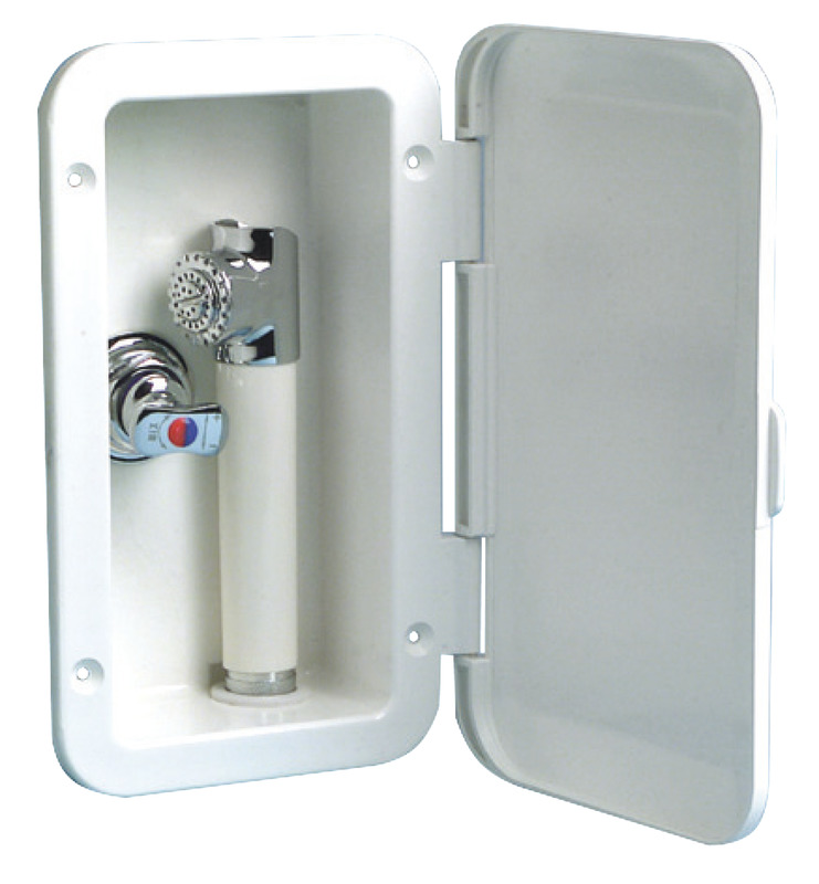 Doccia in ottone cromato, vano di alloggiamento in ASA UV resistente. Completo di miscelatore acqua calda e fredda. Montaggio preferibilmente a parete, con uscita tubo doccia parallela alla paratia.