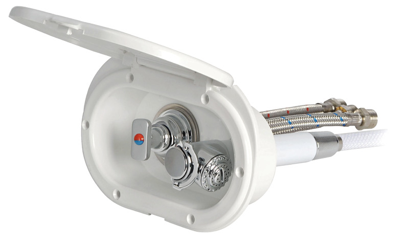 Doccia in ottone cromato, vano di alloggiamento bianco in ASA UV resistente. Completo di rubinetto miscelatore acqua calda/fredda. Montaggio in piano o a parete.