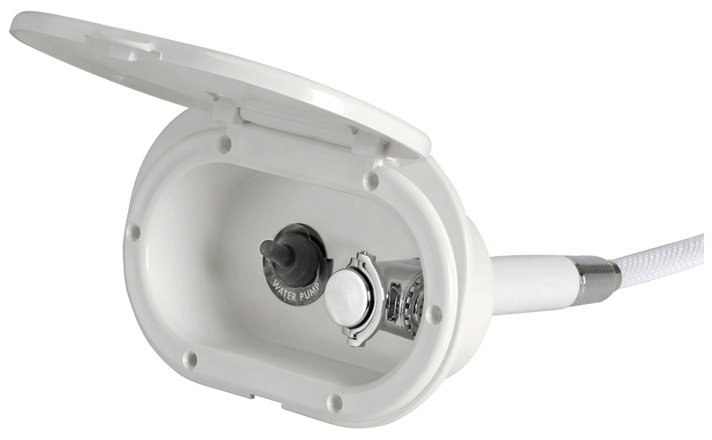 Doccia in ottone cromato, vano di alloggiamento bianco in ASA UV resistente. Da utilizzare su scafi medio-piccoli ove l'uso della doccia è direttamente correlato all'accensione dell'autoclave.