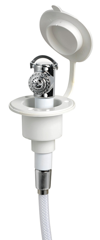 In ottone cromato con supporto ad incasso in ASA UV resistente, completo di cappuccio in PVC bianco a tenuta stagna. Sporgenza interna 45 mm.