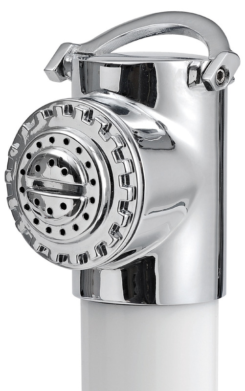 Doccia in ottone cromato, vano di alloggiamento bianco in ASA UV resistente.