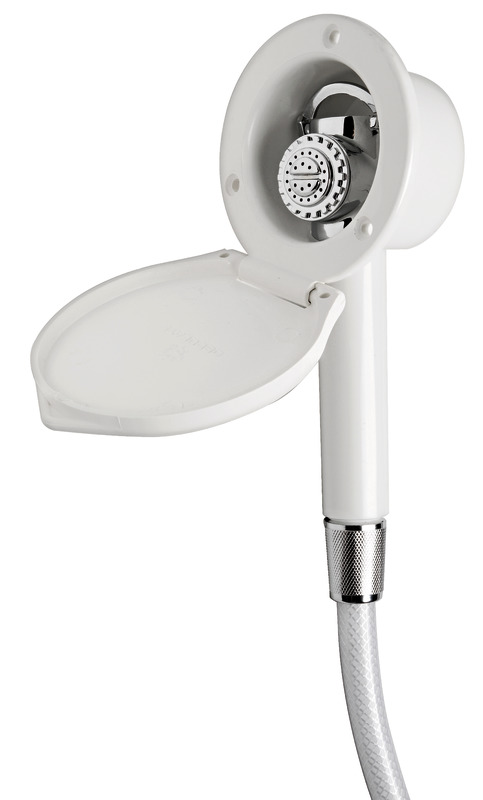 Doccia in ottone cromato, vano di allaggiamento bianco in ASA UV resistente. Sporgenza interna 45 mm.