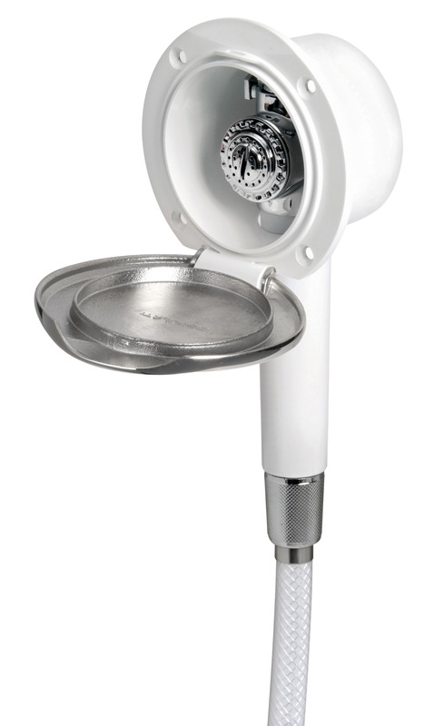 Doccia in ottone cromato, vano di alloggiamento bianco in ASA UV resistente.