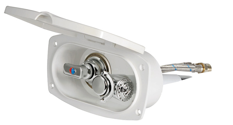 Doccia in ottone cromato, vano di alloggiamento bianco in ASA UV resistente. Completa di rubinetto miscelatore acqua calda/fredda. Montaggio in piano o a parete.