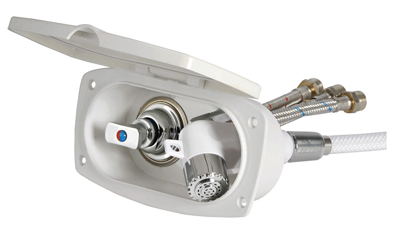 Doccia in plastica con testa cromata, vano di alloggiamento bianco in ASA UV resistente. Completa di rubinetto miscelatore acqua calda/ fredda. Montaggio in piano o a parete.