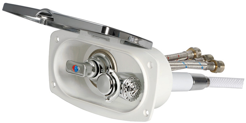 Doccia in ottone cromato, vano di alloggiamento bianco in ASA UV resistente. Completa di rubinetto miscelatore acqua calda/fredda. Montaggio in piano o a parete.