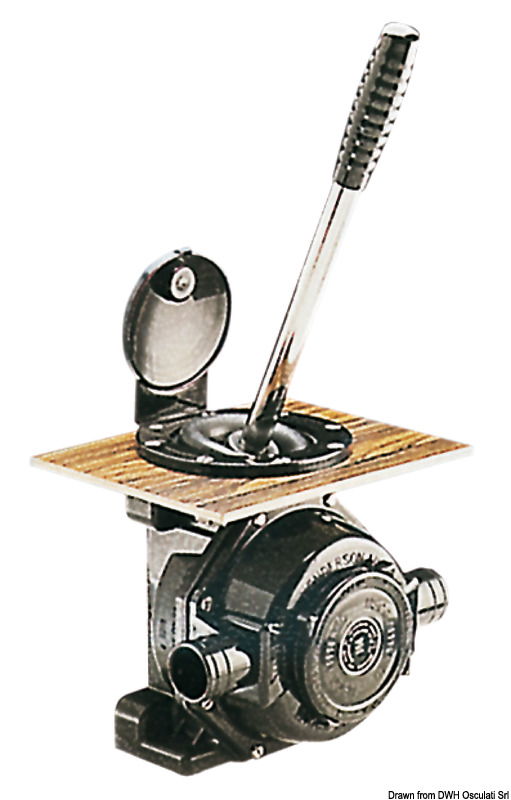Con maniglia in acciaio inox sfilabile, membrana in neoprene, immediata ispezione dall’interno tramite coperchio a scatto. Può aspirare qualsiasi liquido compreso gasolio e anche impurità di notevoli dimensioni.